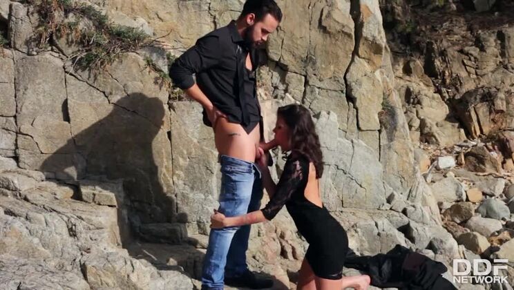 [OnlyBlowjob] - Verona Sky Gives Boyfriend A Beach Blowjob - Verona Sky