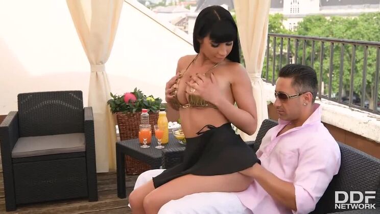 [DDFNetworkVR] - Big Tits and Piercings with Valentina Ricci in the Cabana - Valentina Ricci