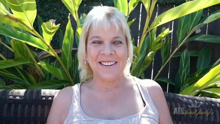 Sindy Silver's Sultry Solo Debut Outside