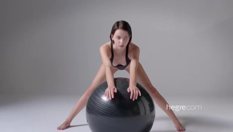 Sexy Brunette Ariel Fitness Naked