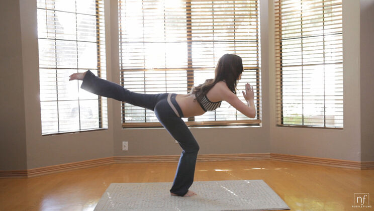 Sexy Brunette Jayden Taylors in Solo Action