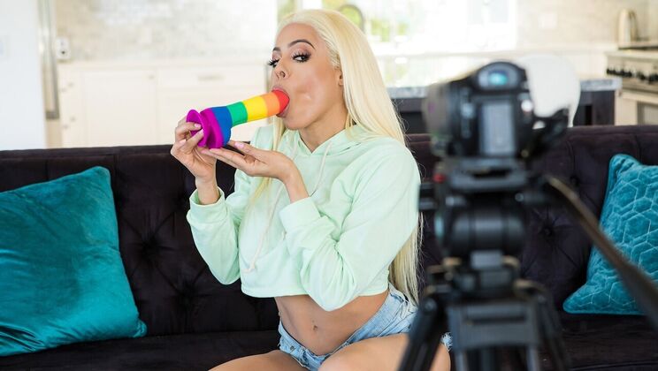 [Brazzers] - Outdoor Sex with Blonde Bombshells - Luna Star - Markus Dupree