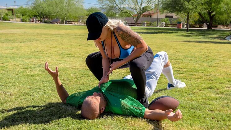 [Brazzers] - Handjob on the Field - Nina Elle - Xander Corvus