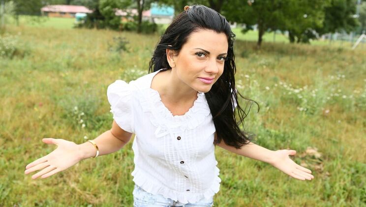 Sexy Babe Gets Handjob in Public Car