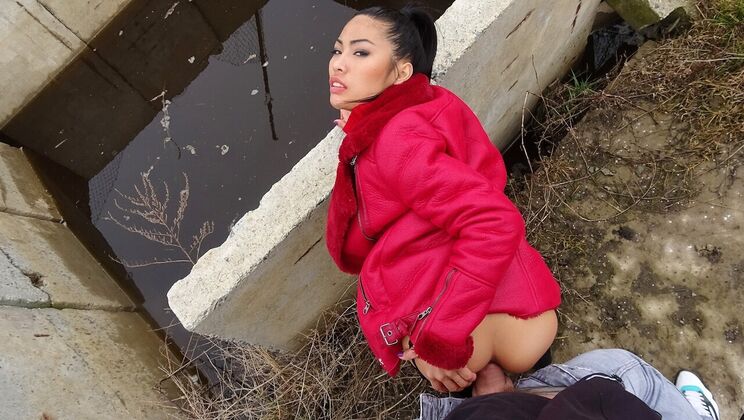 Outdoor Sex: Thai Babe Takes it Hard