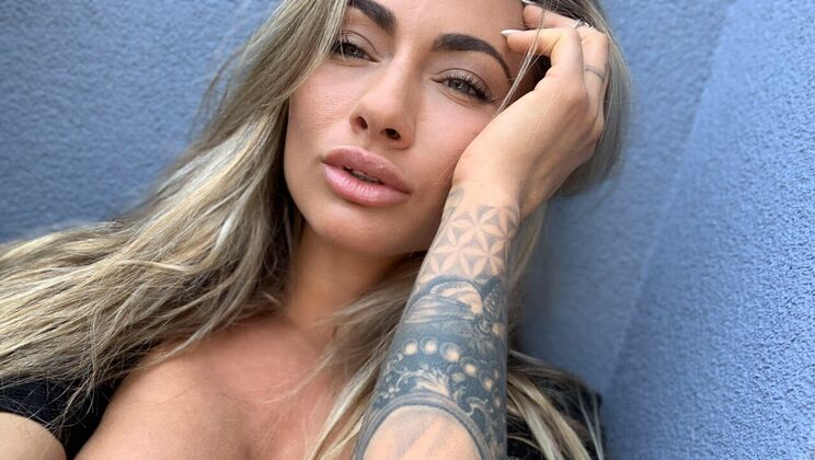 [FakeHubOriginals] - Trimmed Pussy and Bubble Butt Masturbation