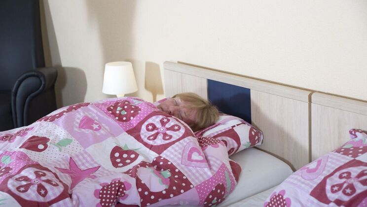 [Oldje] - Home Alone with Freya Dee and Felix