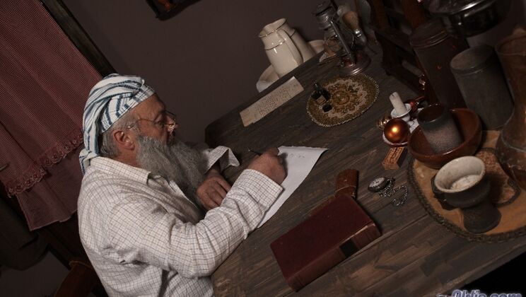 Christmas Pussy Licking with Brunette Linda