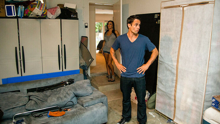 Jenna Presley Rewards Mover with Hardcore Sex