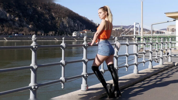 Dee Vine's Skinny and Sexy Striptease Show