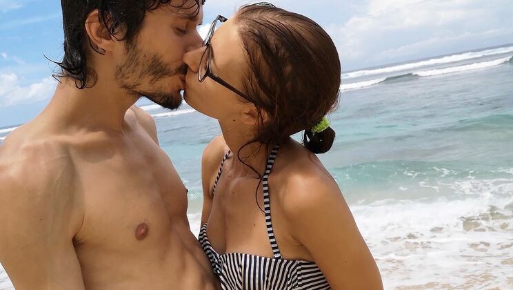 VLOG: Josh & Evie Bali Bedroom & Beach